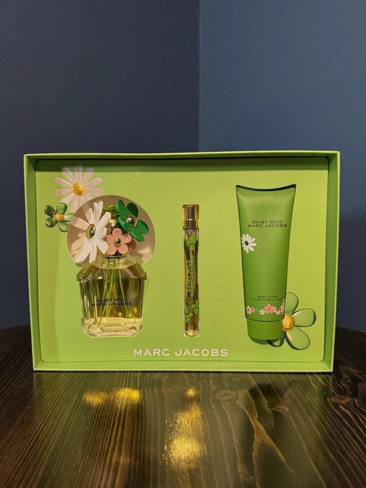 Juego de 3 piezas Marc Jacobs Daisy Wild incluye tamaño de viaje de 3,3 oz y 0,33 oz Foto 2 de 3
