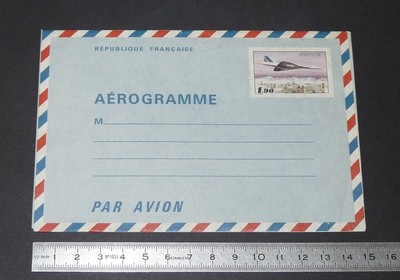 Enveloppe de courrier aérien vintage avec timbre-poste | Vecteur Premium