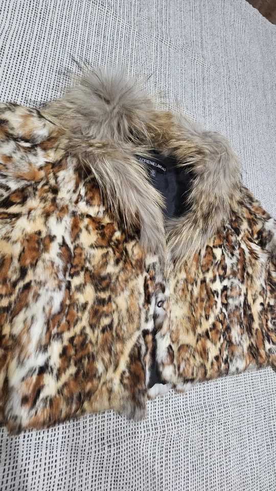 Abrigo corto de piel real Adrienne Landau - Chaqueta bolero con estampado de leopardo Foto 3 de 4