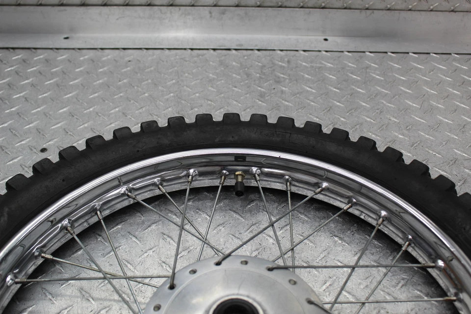 1971 HONDA CT90 TRAIL ARO DIANTEIRO DA RODA COM PNEU YOKOHAMA 2.75-17 - Imagem 3 de 4