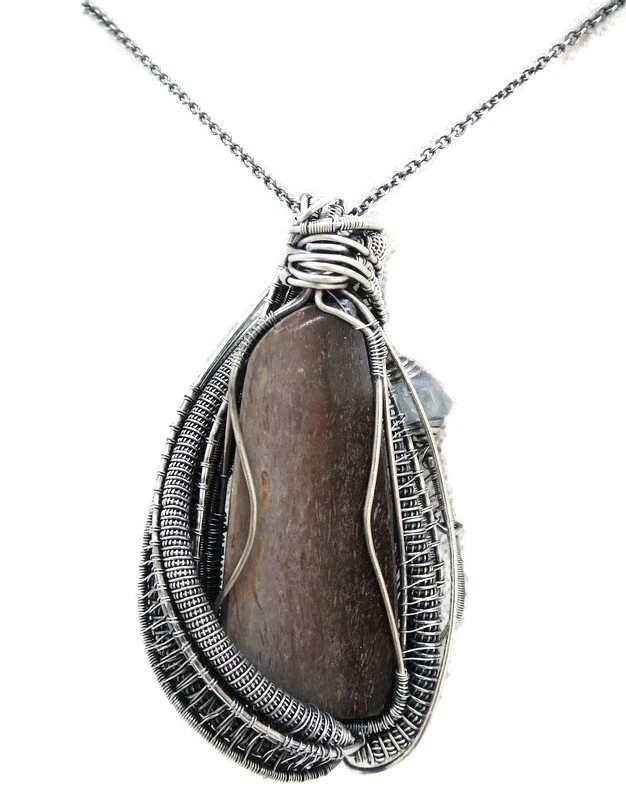 Colgante de hueso de dinosaurio agatizado y aguamarina envuelto en alambre en plata de ley Foto 4 de 4