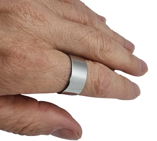 Anello in acciaio inox da uomo modello fascia larga liscia per donna - Immagine 4 di 4