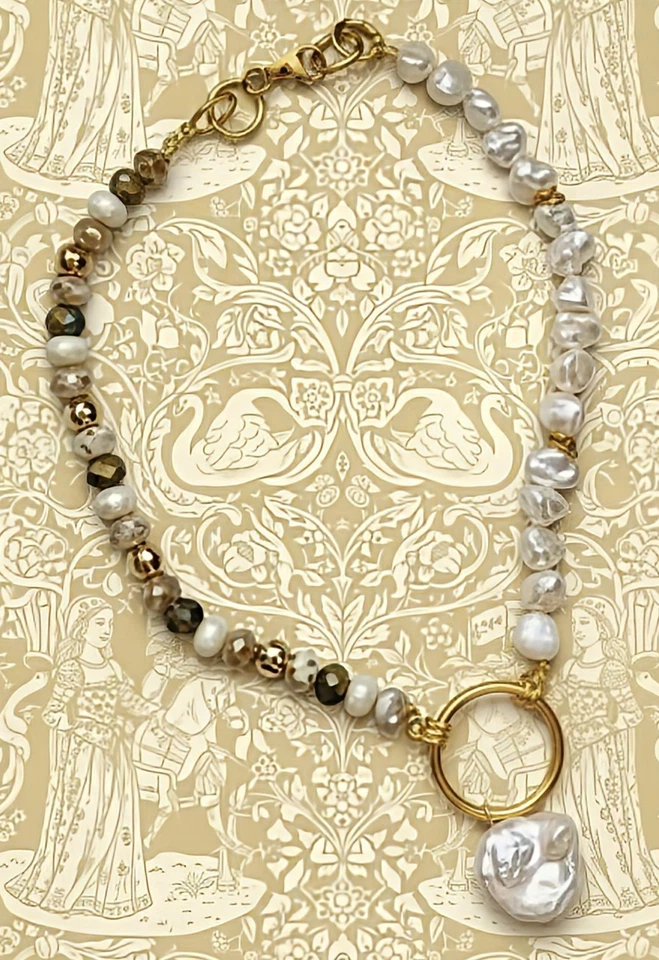 Cuentas de vidrio blanco y perlas barrocas blancas en collar asimétrico con colgante