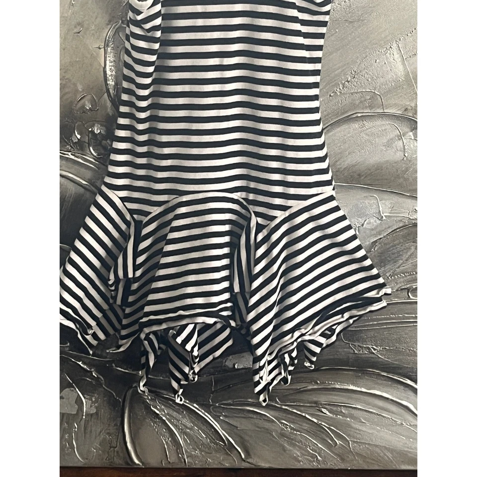 Vestido sin mangas a rayas blanco y negro Savannah para niñas con dobladillo con volantes talla 6 Foto 4 de 4
