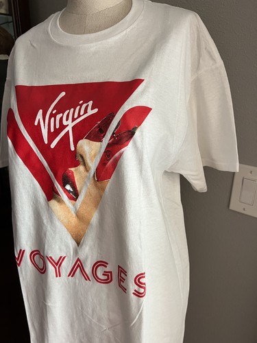 NUOVI occhiali da sole Virgin Voyages Cruises Hottie labbra rosse marinaio maglietta taglia M SEXY - Foto 2 di 10