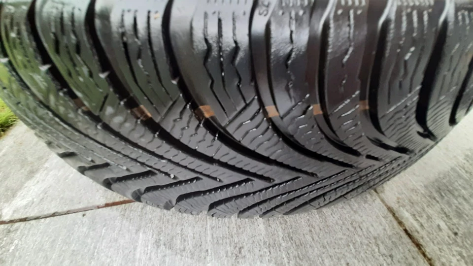 4 Golf Winterräder 205/50 R17 93H, VW-Dijon-Alufelgen, VW-Nabenkappen, Michelin - Bild 2 von 3