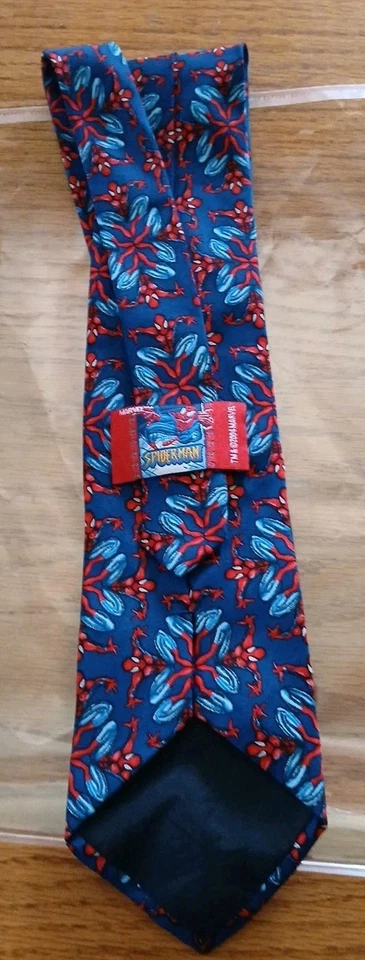 Corbata Marvel Vintage Spiderman para hombre. Ventiladores Spidey azul rojo con patrón de caleidescopio Foto 3 de 4