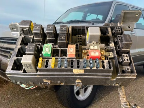 Isuzu Trooper 3.5L 4X4 Junction Fuse Box Assembly 8971747120 2000-2002 OEM