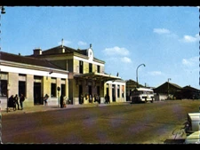 ARGENTEUIL (95) BUS & PEUGEOT 404 at the animated station circa 1960