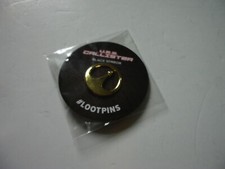 SKRZYNKA Z ŁUPAMI EKSKLUZYWNA PRZYPINKA Z ŁUPAMI CZARNE LUSTRO USS CALLISTER PINBACK FABRYCZNIE NOWA W PUDEŁKU