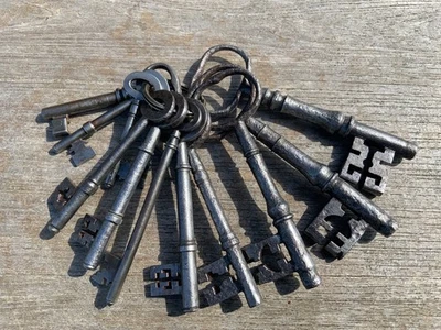 11 Antique / Vintage  keys job lot - Image 1 of 4