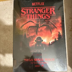 POP MART MEGA SPACE MOLLY 400% Stranger Things Netflix Kenny Wong Figure