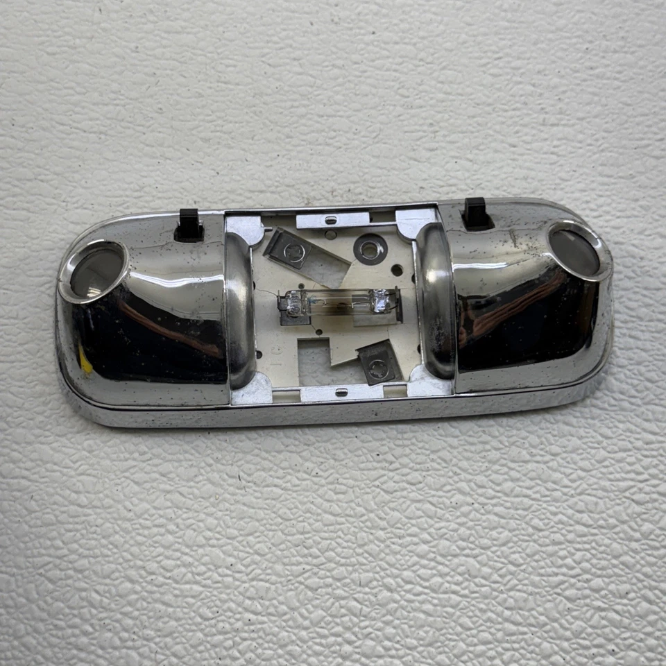 Luz domo cromada superior OEM 80-96 Ford Bronco F-150 F-250 F350 y más sin lente Foto 3 de 4