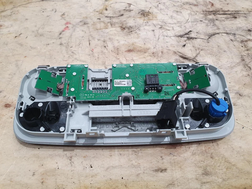 LUZ CORTESÍA AUDI A5 8T 10/07-12/11, NEGRA 8J0947140 Foto 2 de 4