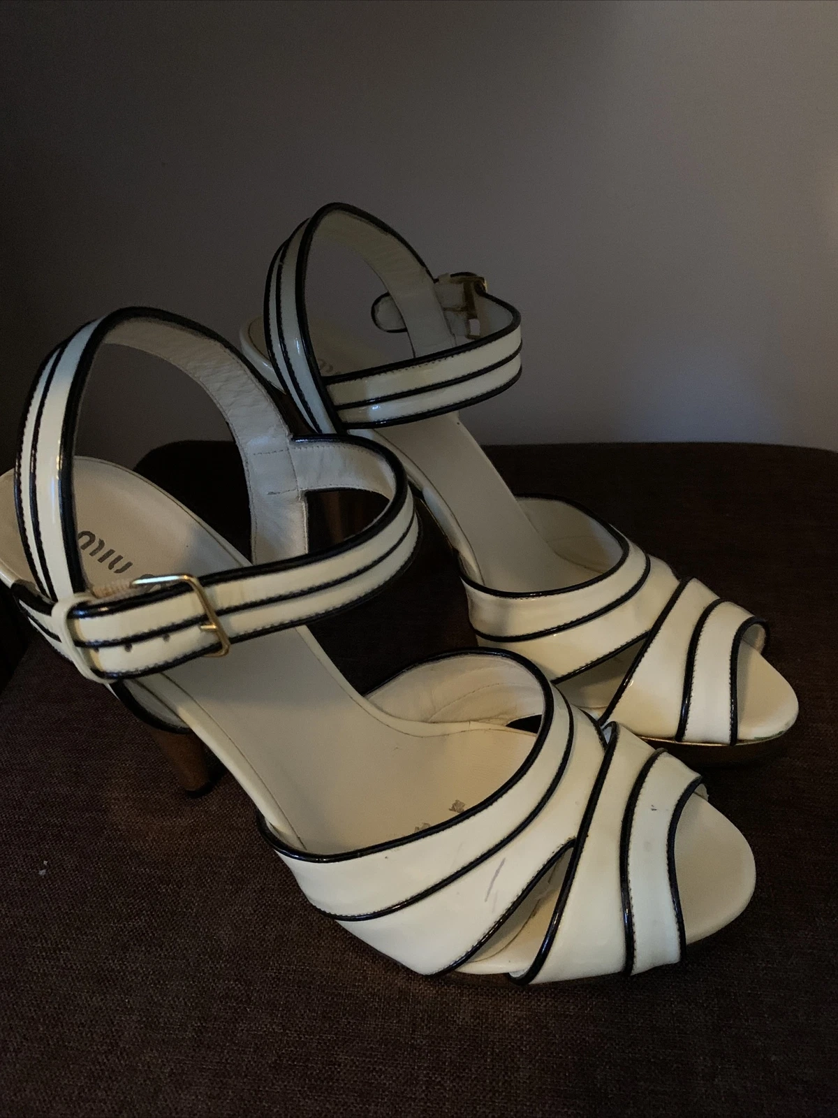 Sandali Miu Miu tacco oro e cinturino superficie décolleté 39 5. Si prega di leggere la descrizione