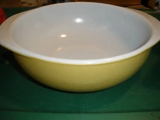 Vintage Pyrex Mustard Yellow 024 2qt Mixing/Baking Bowl EUC