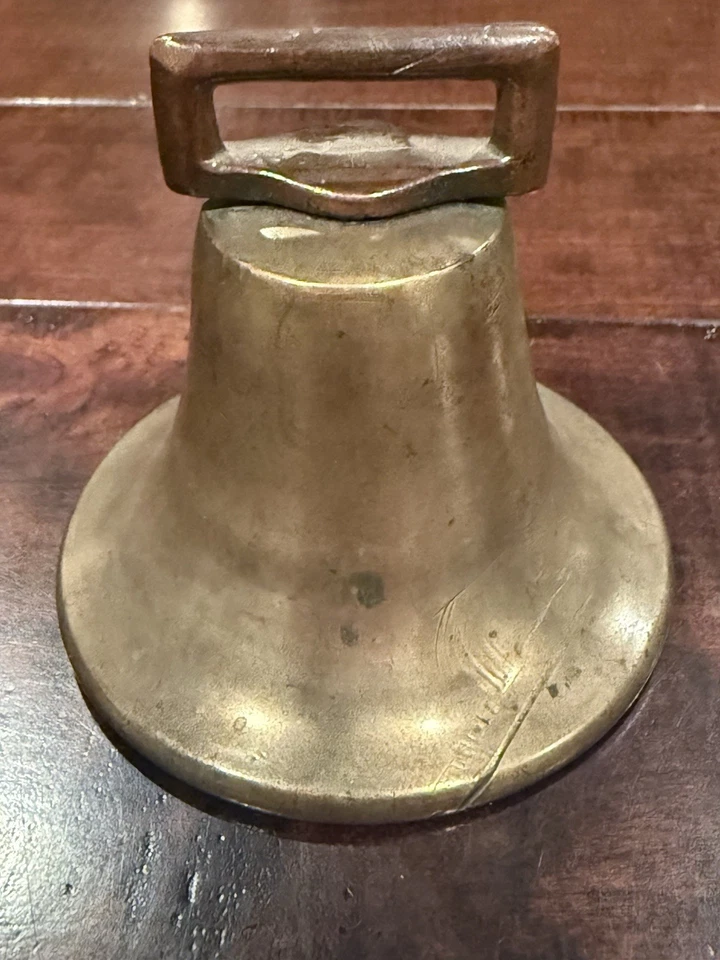 "Campana antigua primitiva de latón fresado para vaca o cabra con clapper de hierro fundido 3,5 x 3,5""" Foto 2 de 4