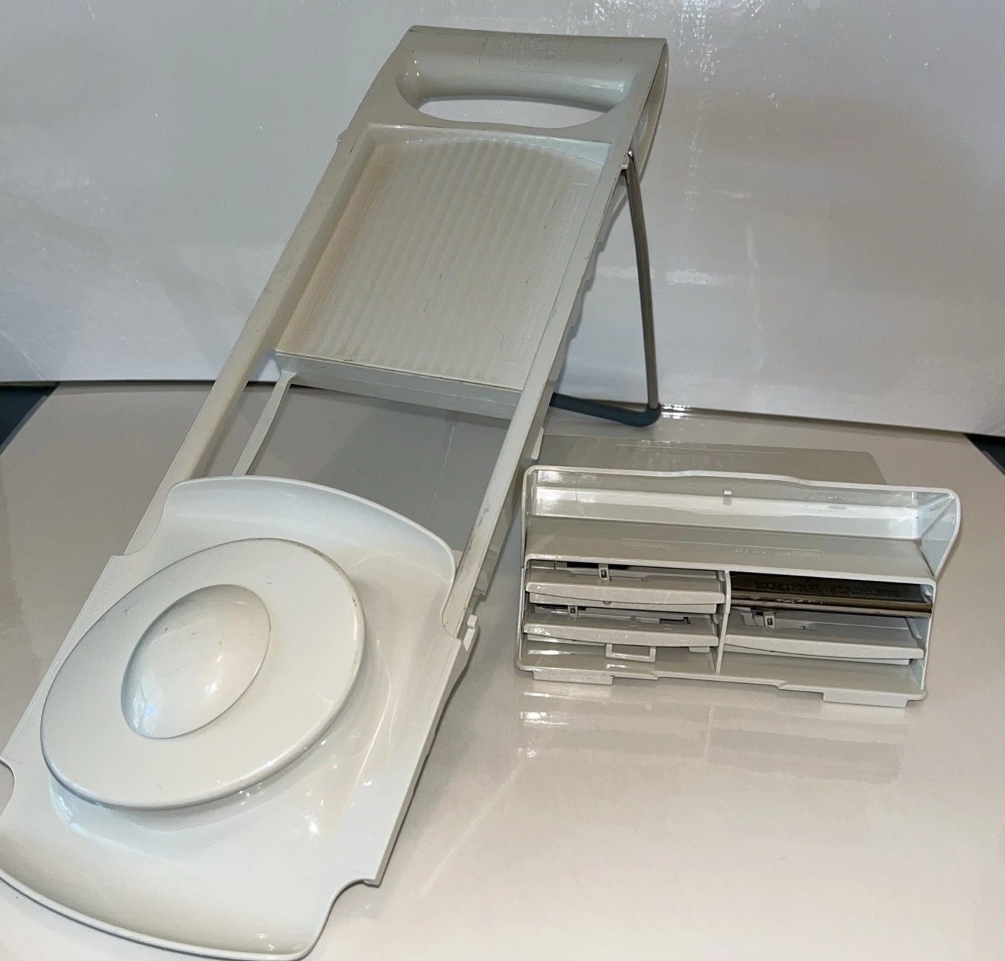 PAMPERED CHEF ULTIMATE MANDOLINE Great Condition 4 Blades Included
