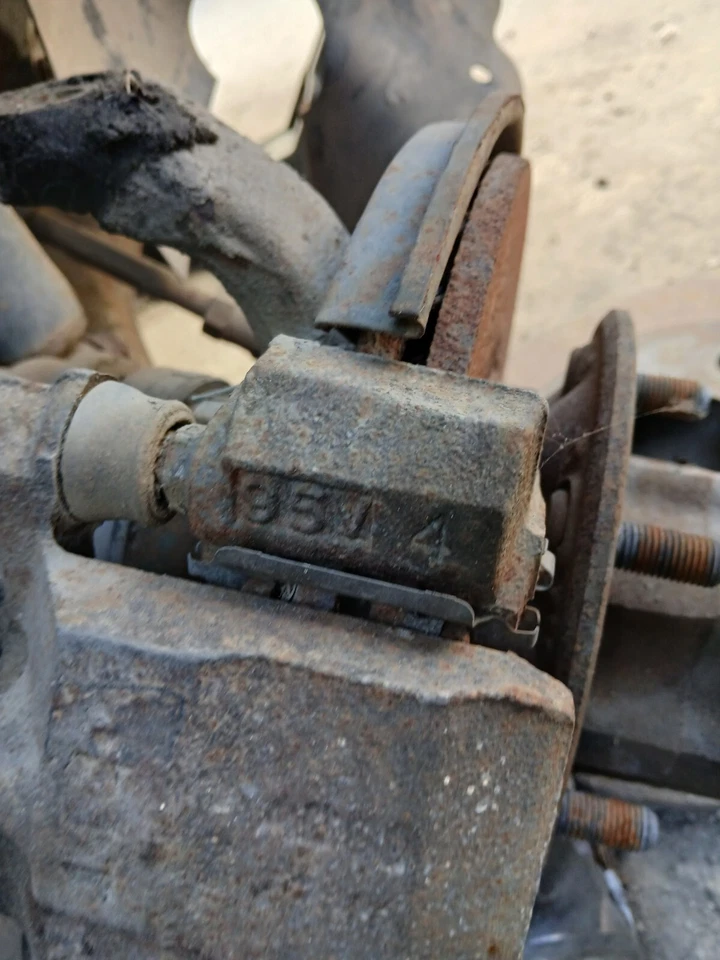 Pinza de freno delantera Isuzu Trooper 1989 derecha OEM usada Foto 2 de 3