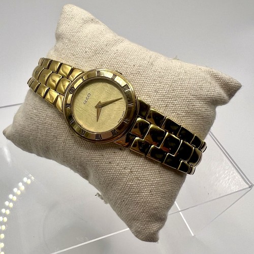 Reloj para mujer GUCCI 3300L chapado en oro esfera dorada 25 mm cuarzo batería nueva - Imagen 2 de 8