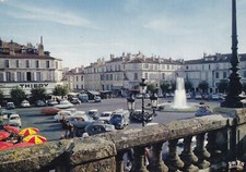 Carte postale 10x15cm postcard AUCH 55 place et jet d'eau