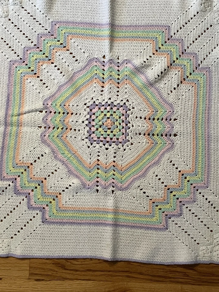 Manta de ganchillo/bebé 32 X 32 hecha a mano lavanda rosa azul verde usada en excelente estado Foto 2 de 4