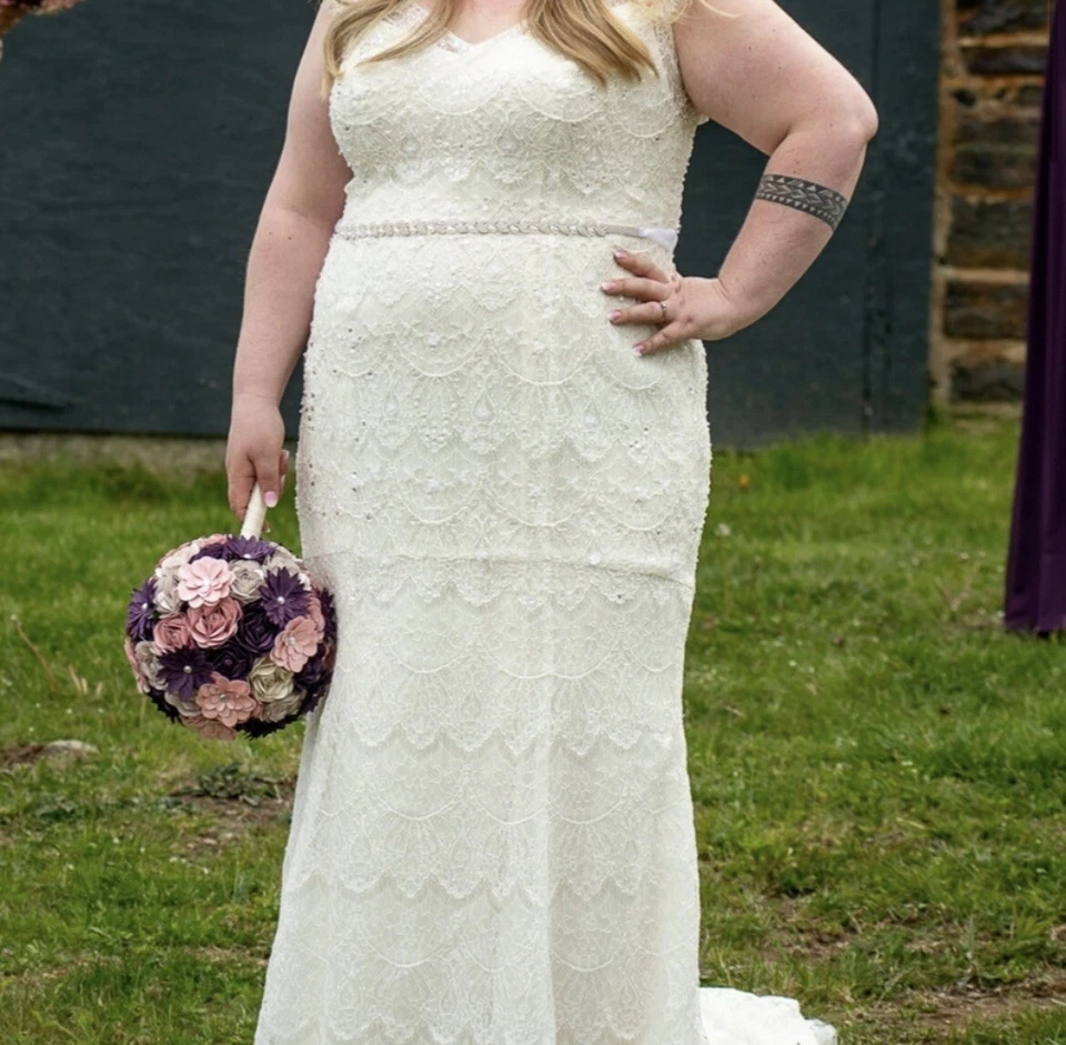 Vestido de novia plus manga gorra con cuentas a mano Foto 3 de 4