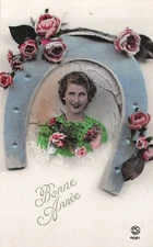CP BONNE ANNEE FEMME MAQUILLEE CHEMISIER VERT DANS FER A CHEVAL - ROSES