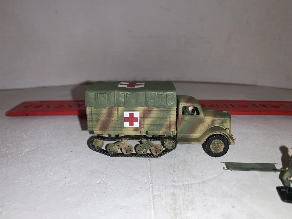 1/72 WW2 German Opel Maultier Ambulance&Medics+2 Extra Stretchers .painted Set#2 - Image 4 of 4