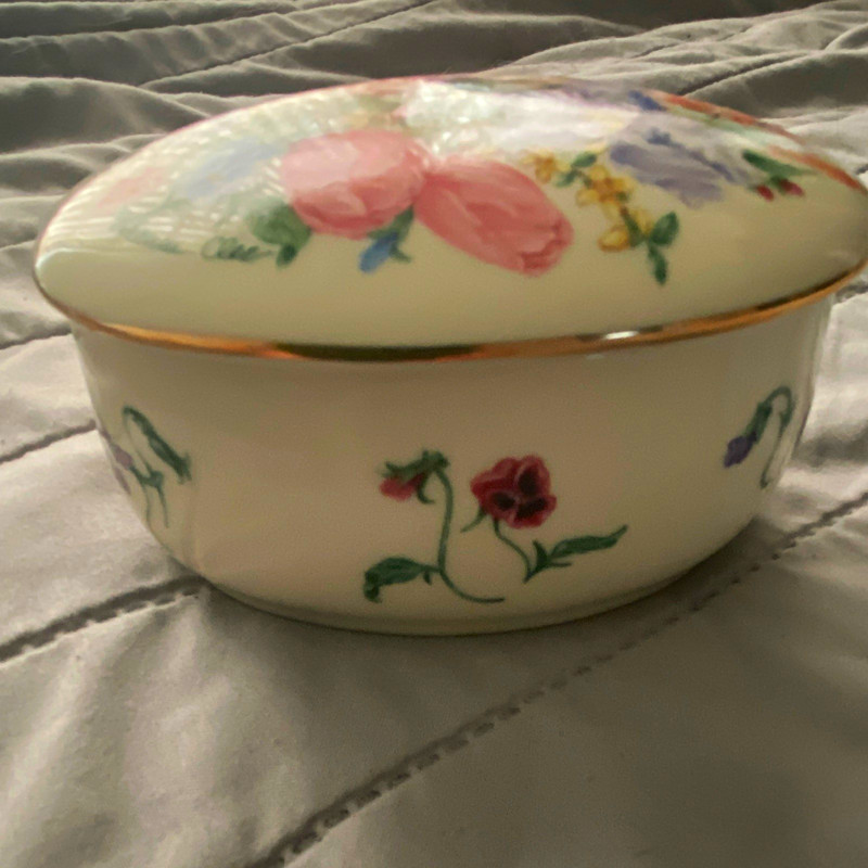 Lenox Fine Porcelain Flower Blossom Music Box by Suzanne Cole 1994