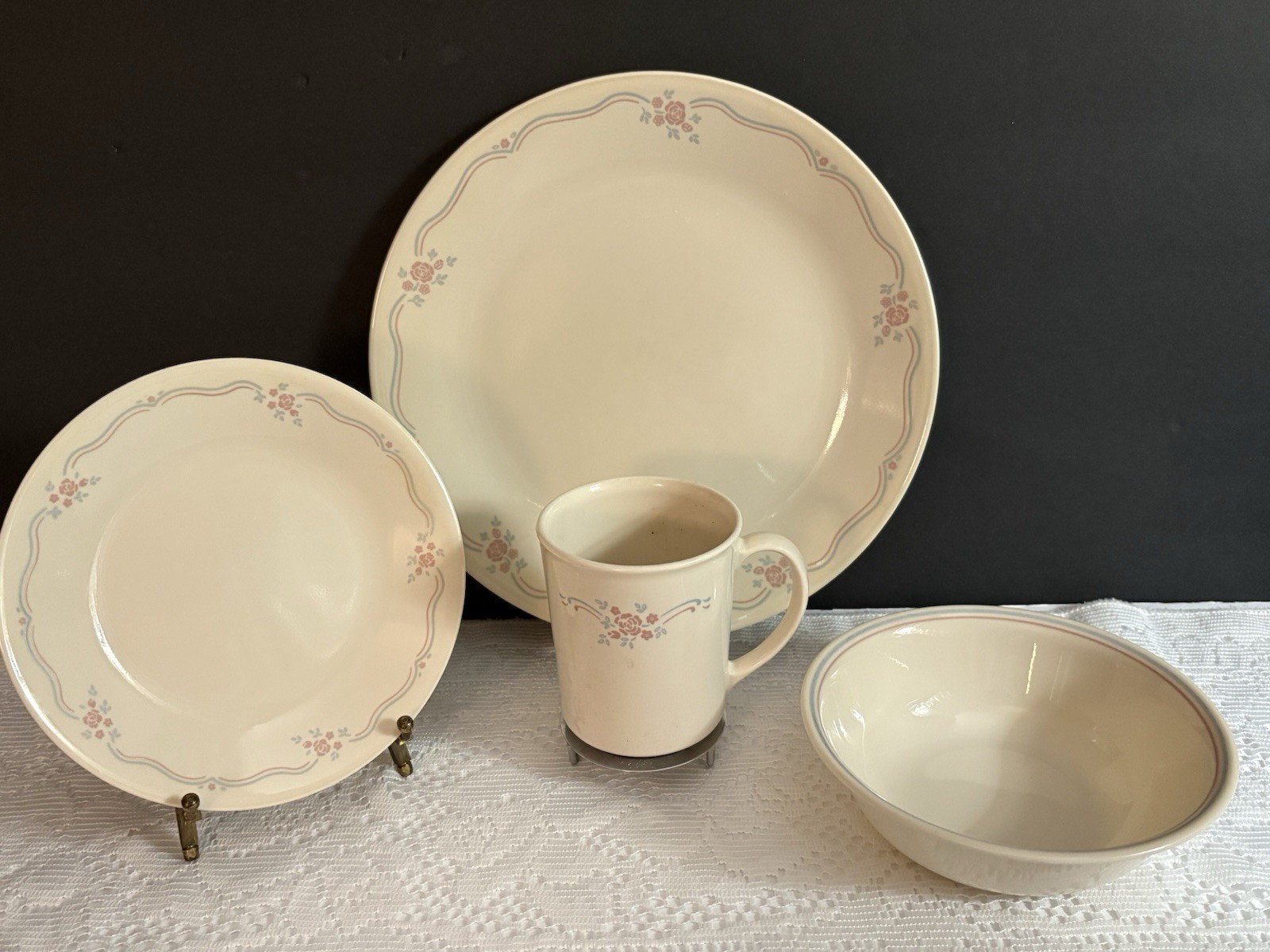 Corelle English Breakfast 16pc: 4 Dinner & 4 Bread Plates, 4 Bowls & 4 Mugs