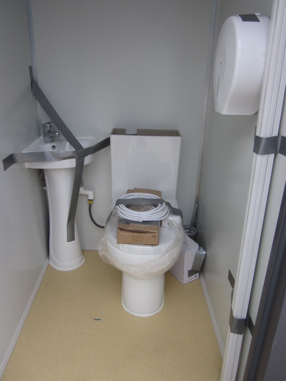 PORTABLE DOUBLE TOILET, BATHROOM BUILDING, TRANSPORTABLE TOILET BLOCK