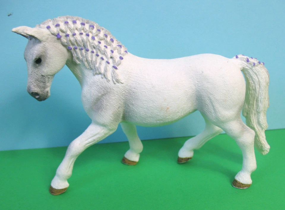 SCHLEICH 2016 - Jument Lipizzan blanche à la crinière tressée et queue blanche - Photo 1/1