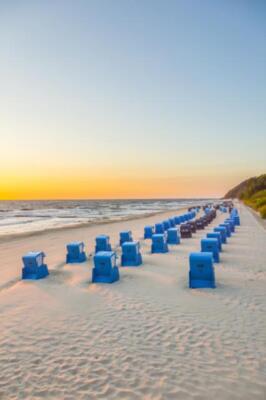 Wandbild: Strandstühle im Morgenlicht an der Ostsee (43885676)