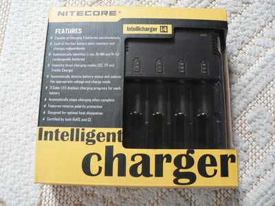 Sysmax NITECORE  Intellicharger I4 Ladegerät für Akku e Zigarette wie NEU in OVP