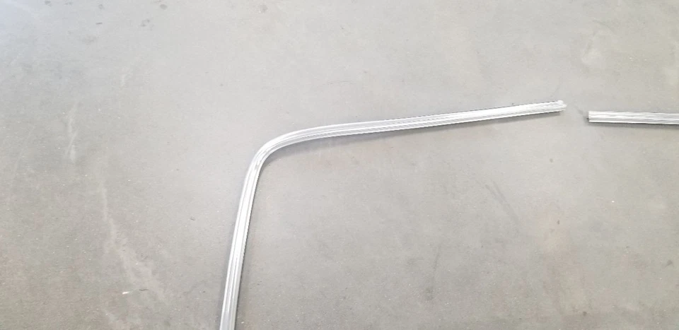 81 MERCEDES BENZ 300D REAR BACK GLASS CHROME TRIM SURROUND - Image 3 of 4