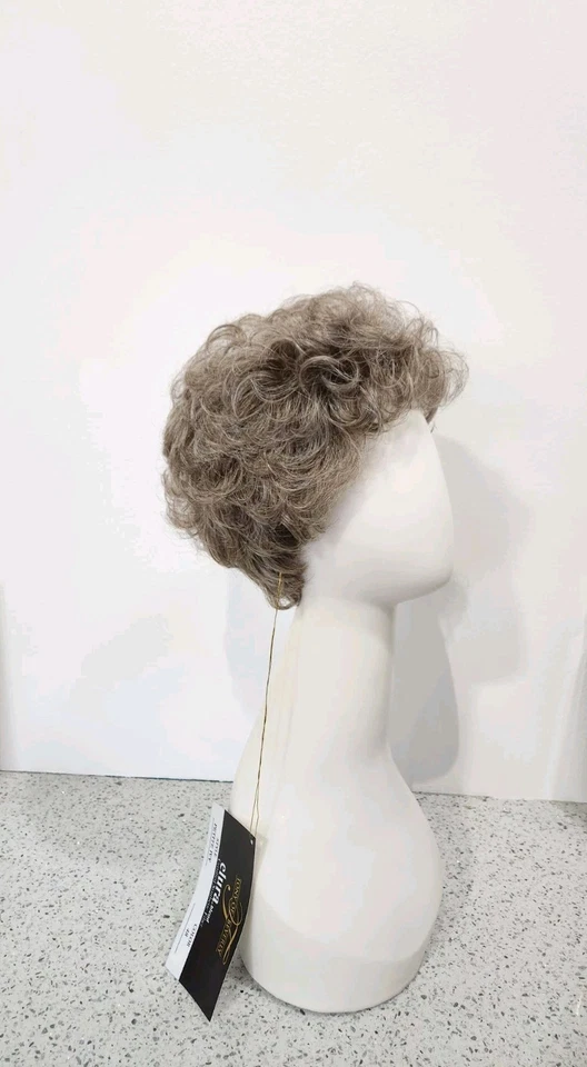 Peluca corta Petite Ivy de Tony Of Beverly 48 beige rubia gris rizada talla PETITE Foto 3 de 4