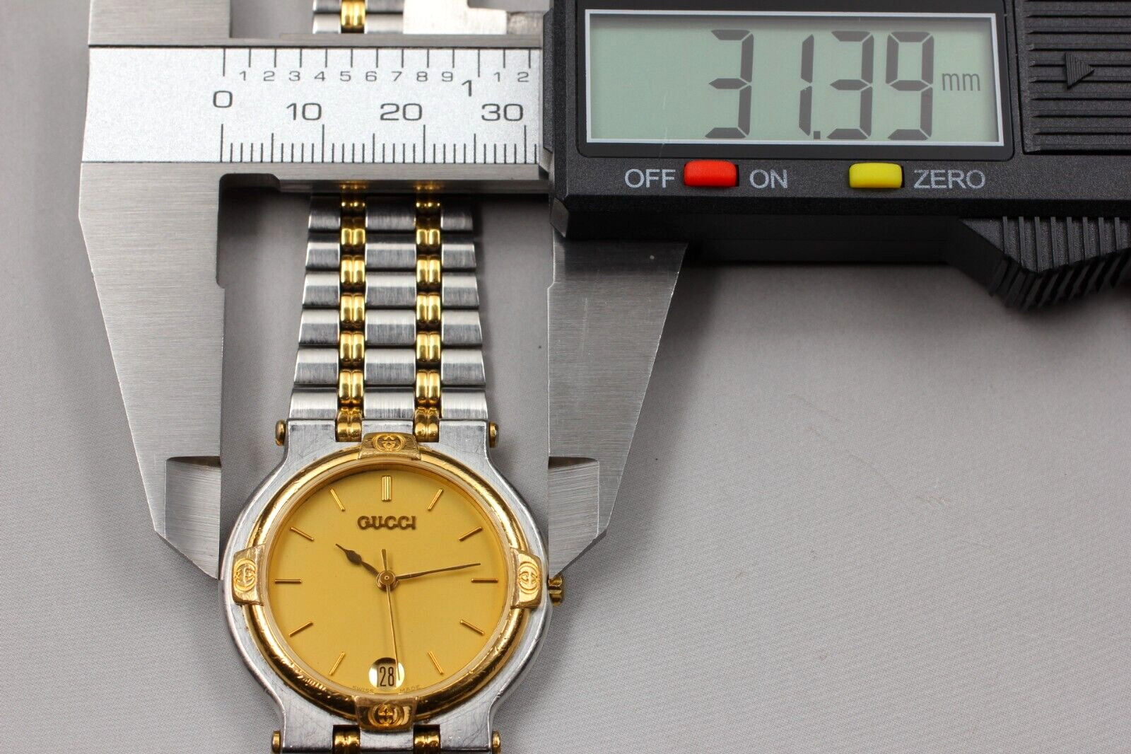 【NEAR MINT】 Gucci 9000M Gold Dial Silver Quartz Men's Vintage Watch From JAPAN thumbnail 9