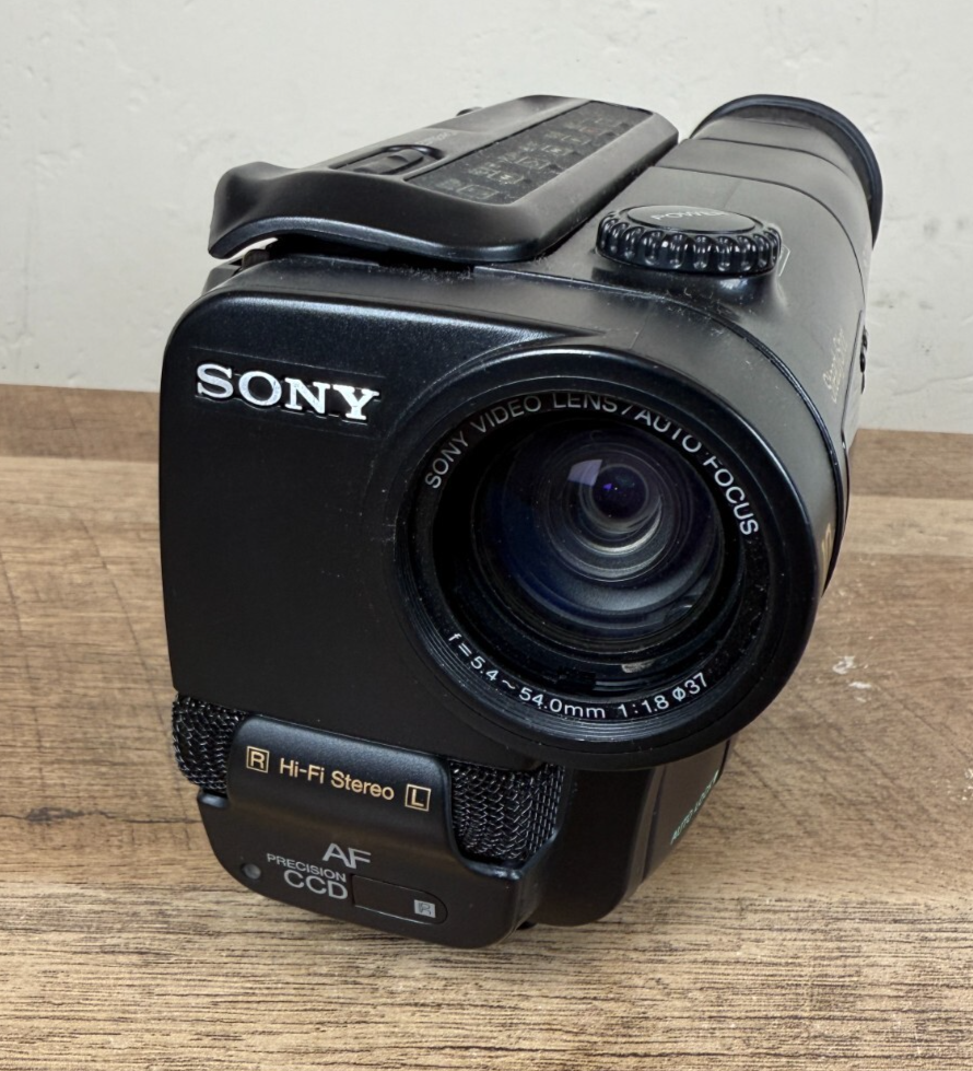 Sony CCD-TR500 Video Camera Recorder With Battery For Parts Or