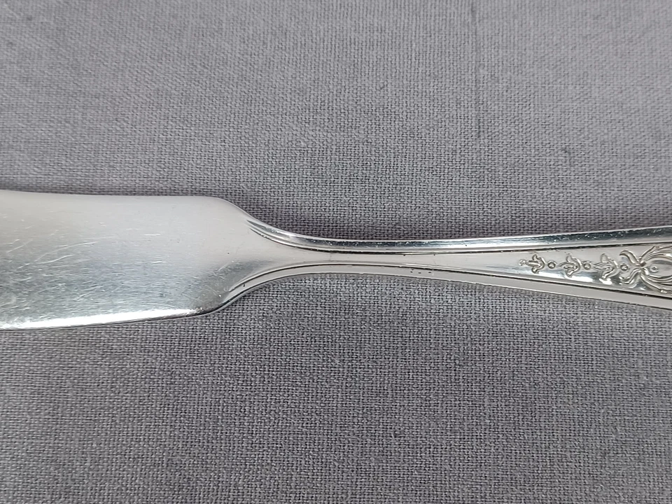 Watson Queen Louise 图案纯银Monogrammed Butter Spreader C. 1912 — 第 3/4 张图片