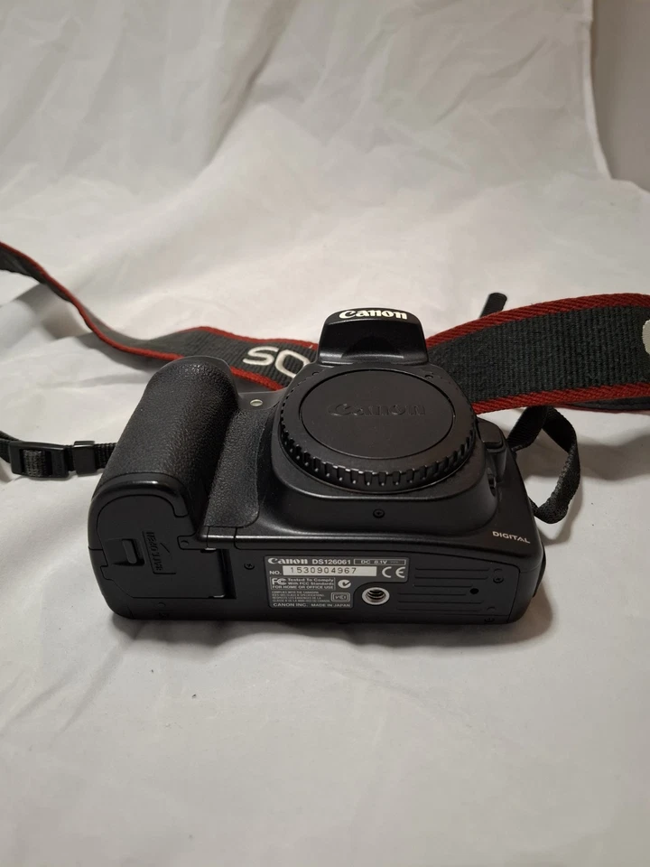 Canon EOS 30D Digital SLR Camera Body 8.2MP Black with Battery Grip, photo 2 of 5