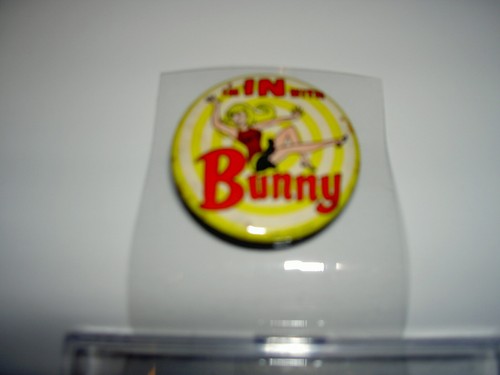 RARE HARVEY COMICS I'M IN WITH BUNNY MEMBERSHIP PIN BUTTON TEEN BUNNY COMICS - Picture 4 of 10