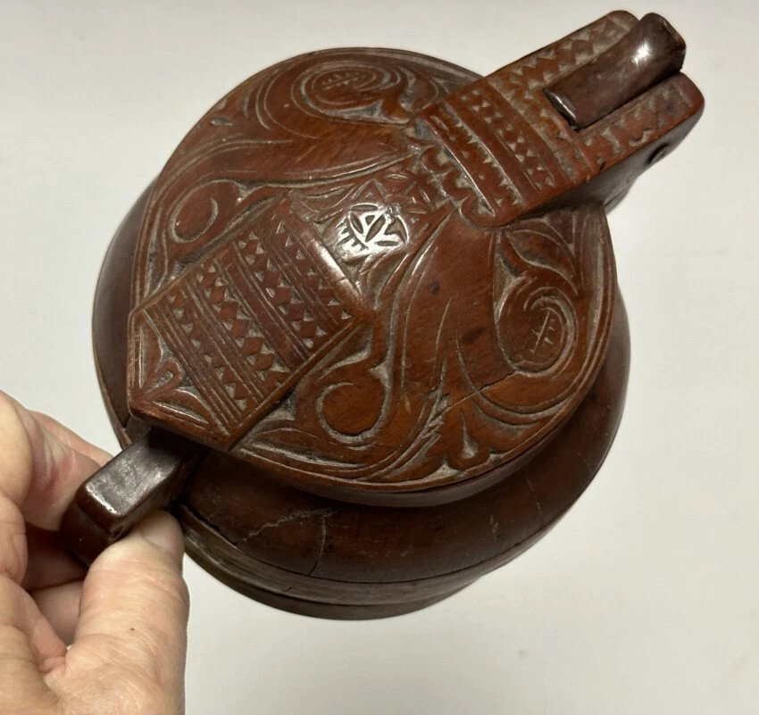 Caja de sal Continental Treen siglo XVIII tallada a mano forma de barril con tapa con bisagras Foto 2 de 4