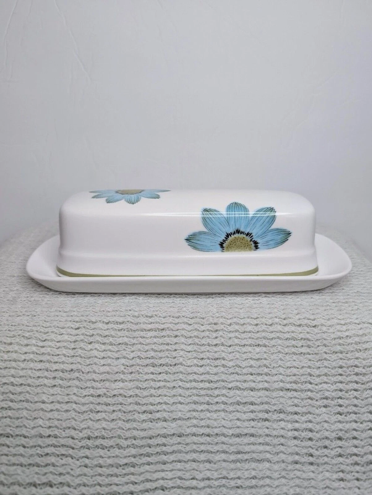 Noritake Progression Up-Sa Daisy Covered Butter Dish