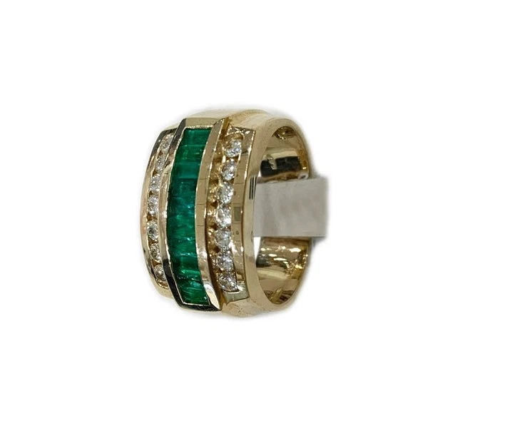 Anillo enchapado en oro amarillo de 14k creado con diamantes y esmeraldas para hombre corte princesa 3 quilates Foto 3 de 4