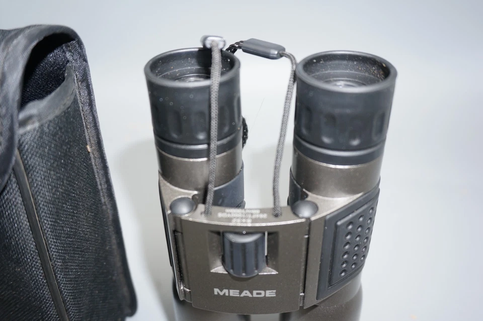 Meade 8x32 Inch Binoculars with Case 264 Feet/1000 Yards - Image 2 of 4