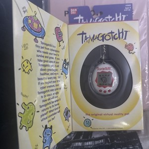 Bandai Tamagotchi 1996-1997 #1800 Original Virtual Reality Pet White/Red Rare