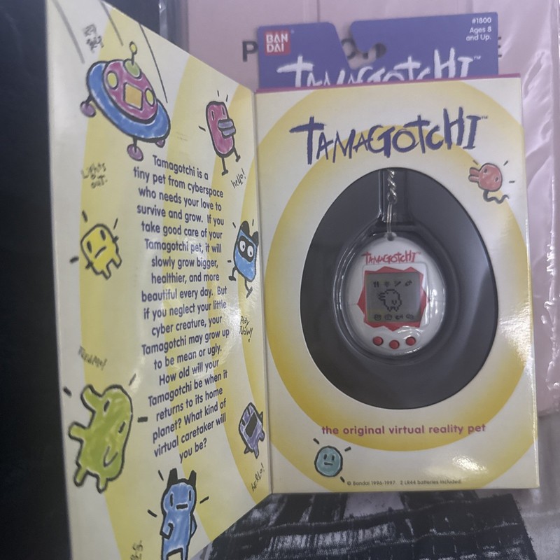 Bandai Tamagotchi 1996-1997 #1800 Original Virtual Reality Pet White/Red Rare
