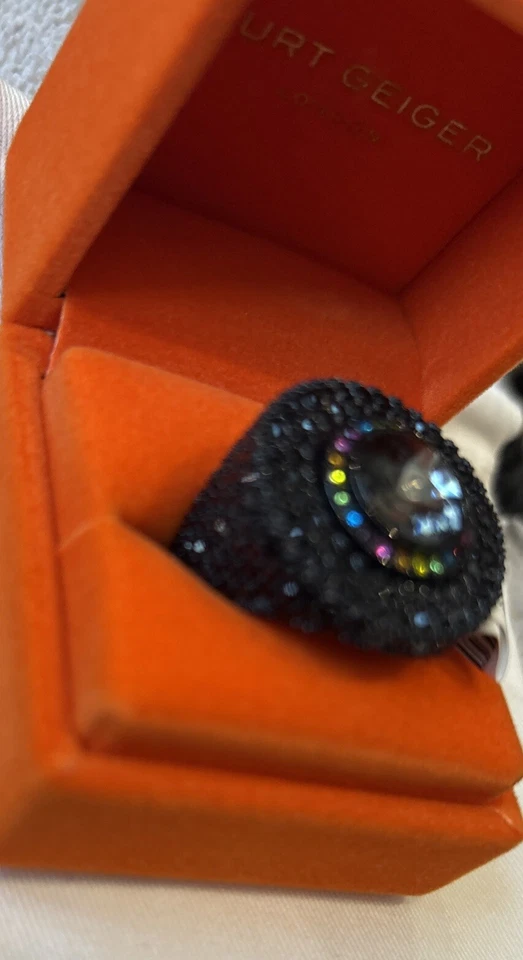 Kurt Geiger London Pave Stone Statement Cocktail Ring Black Color Size-8 - Imagem 2 de 4