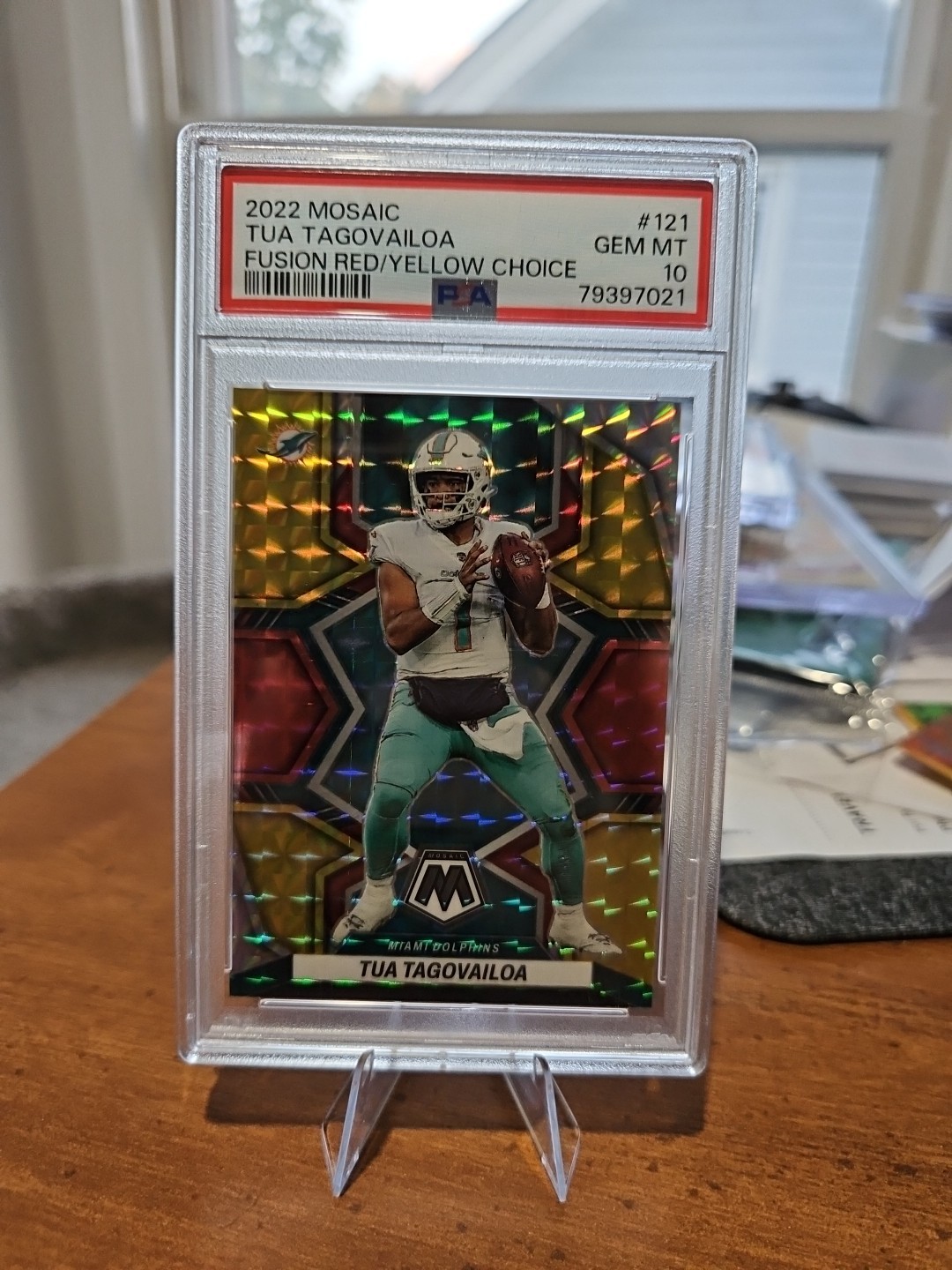 2022 Panini Mosaic Tua Tagovailoa #121 Choice Fusion Red Yellow Mosaic Prizm /80